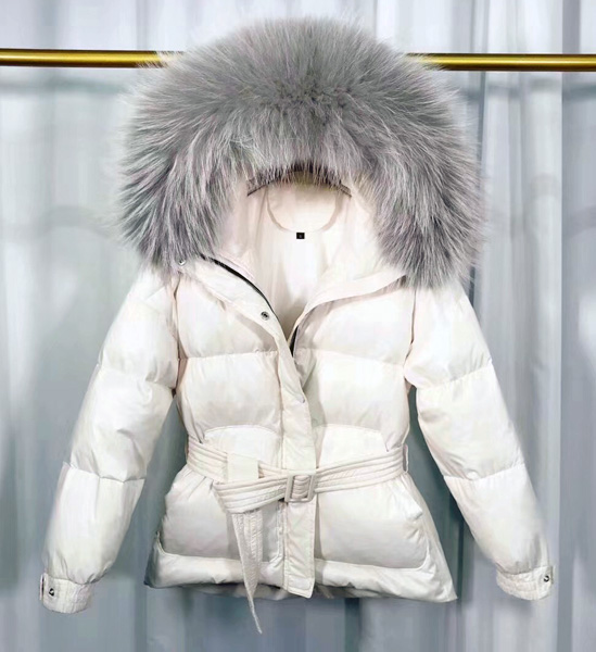 Короткий теплый пуховик с мехом
